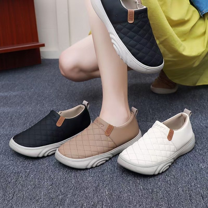 New Men's Slip-On Shoes for Spring/Autumn: Breathable, Lightweight, Soft-Soled Casual Footwear for Middle-Aged and Older Men